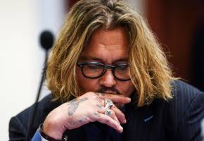 Johnny Deep ha interpretado personajes muy famosos en las películas de Hollywood, como el pirata Jack Sparrow, el excéntrico Willy Wonka y el joven Manos de Tijera. FOTO: EFE.