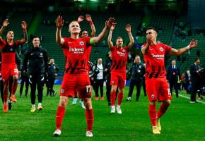 Rafael Santos Borré (derecha) sigue en la fiesta de la Champions League. FOTO EFE