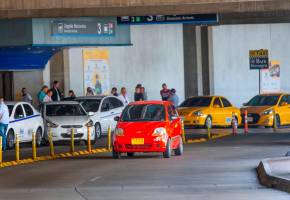 En el túnel del aeropuerto José María Córdova se han intensificado las disputas por los pasajeros, llegando, incluso, a bajarse a los pasajeros de los carros. FOTOS ESNEYDER GUTIÉRREZ CARDONA