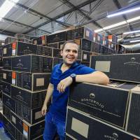 Monterojo tiene su centro de producción y bodega en Itagüí y genera más de 110 empleos formales y directos. José Ricardo Betancur (izquierda) dejó su empleo para emprender. FOTO MANUEL SALDARRIAGA