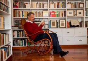 Darío Jaramillo Agudelo en la biblioteca de su casa en Bogotá. FOTO El Colombiano