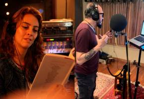 La productora Clara Gómez y el actor John Viana durante una sesión de grabación. FOTO Cortesía
