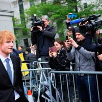 El cantante salió visiblemente emocionado al ser declarado inocente de las acusasiones de plagio. Foto: Getty.