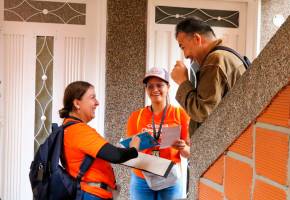 Las jornadas de sensibilización de Emvarias para la recolección de basuras en la noche se han hecho desde hace algunas semanas en el norte de Medellín. FOTO: CORTESÍA