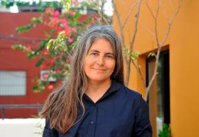 Selva Almada es una escritora argentina. Entre sus libros están No es un río, Chicas muertas y El desapego es una manera de querernos.