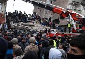 Más de 13 países han anunciado que enviarán equipos de rescates para ayudar en la zona, labores que se han complicado por las bajas temperaturas y las afectaciones en las vías. FOTO: EFE