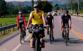 El español que le da la vuelta al mundo en bicicleta llegó a Colombia