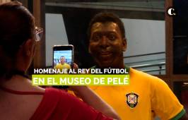 Turistas rinden homenaje al Rey Pelé