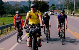 El español que le da la vuelta al mundo en bicicleta llegó a Colombia