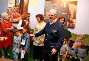 El maestro ha sido muy bien recibido en la ciudad cuando la ha visitado. Niños y adultos agradecen sus donaciones. Foto: Archivo