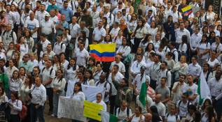 La Plaza de la Libertad, en La Alpujarra, se llenó de verde y blanco para pedir por la paz en el Bajo Cauca Antioqueño. Foto: MANUEL SALDARRIAGA QUINTERO.