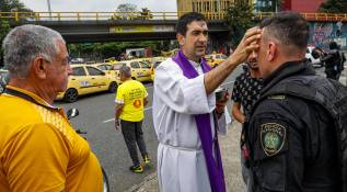 Por invitación de los mismos taxista el padre llegó a imponer la ceniza mientras se desarrollaba el paro. Foto: MANUEL SALDARRIAGA QUINTERO.