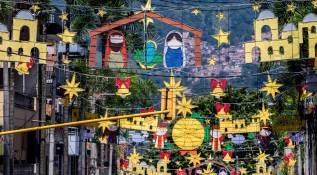 Una grata sorpresa causa entre los peatones y conductores que transitan por el parque de Envigado al encontrar listo los adornos navideños. Foto: Camilo Suárez