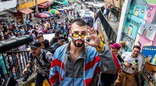 Hoy, convertido en una gran estrella de la música urbana, se reencontró con varios de esos parceros que aún viven en este barrio. FOTO: Jaime Pérez