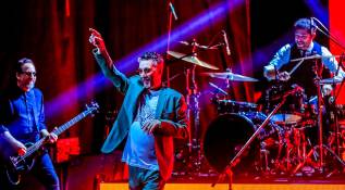 Fito salió con un traje verde que cambió después del intermedio del concierto. FOTO Jaime Pérez