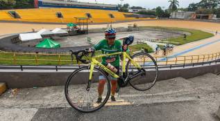 Cuando llega al escenario montado en su cicla, Martín pasa de la alegría al desconsuelo al notar que es imposible ingresar a la pista de entrenamiento por el túnel que desemboca a este. Foto: MANUEL SALDARRIAGA QUINTERO.