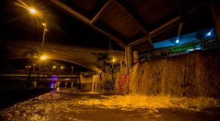 Durante la mañana de este jueves, pese a que la mayor parte del agua ya había sido drenada, las autoridades aún adelantaban labores de limpieza. Foto : Camilo Suárez Echeverry