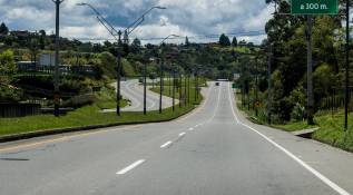 Este importante eje vial de Colombia, permanece cerrado, afectando la movilidad y el comercio de la zona. FOTO: JULIO CÉSAR HERRERA