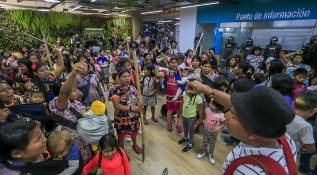 Un grupo de indígenas de las comunidades de Chocó, asentadas en Medellín, decidieron salir este miércoles a protestar en La Alpujarra. Foto: Esneyder Gutiérrez