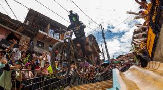 Una vez iniciadas las clasificatorias, a las 8:00 de la mañana, el público enloqueció con el derroche de acrobacia y habilidad de los participantes. Las escaleras, curvas y obstáculos de la pista eran desafiantes, pero los daunjileros no se amilanaron y brindaron espectáculo sobre los 1,6 kilómetros de recorrido. FOTO CARLOS VELÁSQUEZ