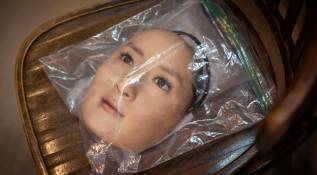 Las máscaras, fabricadas por el minorista japonés Kamenya Omote, están inspiradas en personas reales a las que se les paga 40.000 yenes por el derecho a usar su rostro. Foto: Getty Images.