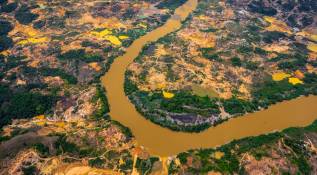 Estas zonas desnuden la piel de un territorio destruido y sumido en el terror que ejercen los ilegales para apoderarse de una práctica ancestral de la que vive la mayoría de pobladores. Foto: MANUEL SALDARRIAGA QUINTERO.