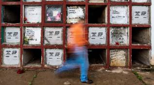 Los cuerpos no identificados eran adoptados por la comunidad, que les rezaba y hasta les pedía favores. Foto: Jaime Pérez