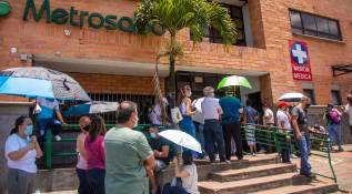 Este domingo se presentaron nuevas aglomeraciones durante toda la mañana en la Unidad Intermedia de San Javier. Foto Carlos Velásquez