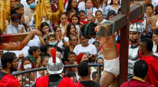 Cristo crucificado en el barrio Villa del Socorro donde realizaron el Viacrucis con representación en vivo. Foto: Manuel Saldarriaga Quintero.