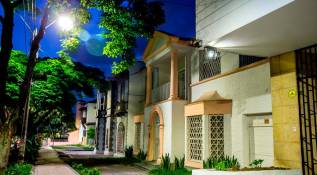 Con las nuevas luminarias, se busca destacar las fachadas de las casas patrimoniales. Foto: Juan Antonio Sánchez