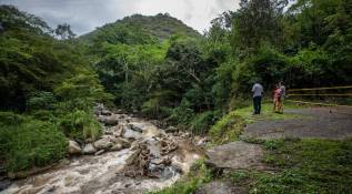 Así están desde hace tres años, cuando una creciente del río Aurra se llevó el puente de concreto y los dejó aislados. Foto: Camilo Suárez
