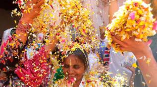 Durante el festival, las personas se arrojan polvos y aguas coloreadas de manera amistosa. Foto: Getty Está celebración una de la más colorida del mundo se realiza en todos los rincones de la India en ella se mezclan todo tipo de personas sin importar la clase social en un ambiente de alegría
