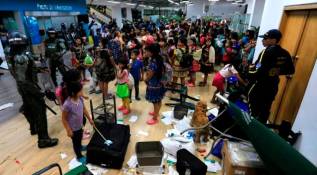 Indígenas que protestaban en La Alpujarra se metieron a la Alcaldía de Medellín