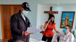 Los funcionarios del C.T.I llegaron hasta el despacho del Gobernador para hacer efectiva la orden de captura. Foto Cortesía