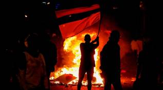 En el barrio Moravia de Medellín, cerca al Jardín Botánico, se presentaron bloqueos y quemas en las vías. Foto: Julio César Herrera.
