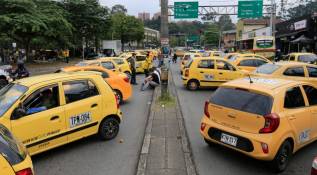 Los taxistas de Medellín atendieron el llamado nacional al gremio para cesar sus actividades este miércoles. FOTO: ESNEYDER GUTIÉRREZ