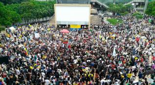 Las personas que se concentraron en el Parque de los Deseos iniciaron su marcha pasando por Barranquilla hasta llegar a Punto Cero. Foto: Manuel Saldarriaga