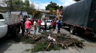 El bloqueo se presenta a la altura del municipio de El Santuario en el Oriente antioqueño. Foto Manuel Saldarriaga