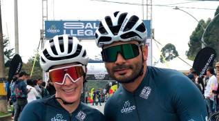 Giovana Arcila Vásquez hizo el mejor tiempo en la categoría de mujeres, en el Fondo Medio (60 km). A su lado, su entrenador Jorge Sanabria; tiempo 2 horas 2 minutos y 4 segundos. FOTO EL COLOMBIANO