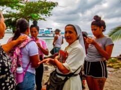 Las hermanas recorren, todos los días, las playas de Necoclí en busca de los migrantes que necesitan ayuda. FOTO WILLIAM SANTAMARÍA