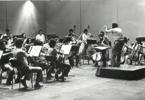 La Filarmónica de Medellín surgió en una época de contrastes: por un lado la delincuencia creció hasta ocuparlo todo y por el otro los gestores culturales crearon espacios de resistencia y arte. La imagen es de 1984. Foto: Archivo.