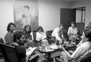 Reunión en la dirección de la Piloto. En los extremos Luis Fernando Peláez y Miguel Escobar. A la izquierda, Gloria Palomino, Tita Maya, Luz Mercedes Cadavid, María José Rodríguez. Manuel, entre todos. Foto Jairo Osorio, del libro iconográfico Manuel revelado.