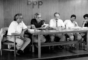 Una foto de Manuel Mejía Vallejo en la Biblioteca Pública Piloto. Foto de Jairo Osorio, del libro iconográfico que pronto publicará sobre el autor, Manuel revelado.