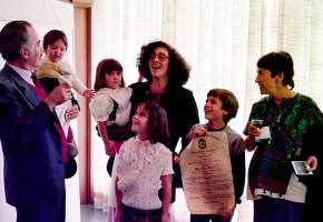 Manuel Mejía con su familia: Valeria, Adelaida, María José, Pablo Mateo y su esposa entonces, Dora Luz, y su suegra, la artista Dora Ramírez. Foto: Jairo Osorio.