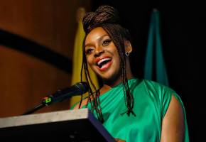 La escritora Chimamanda durante la inauguración de la Feria del Libro de Bogotá. Foto: Colprensa.