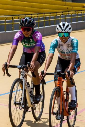 Las dos corredoras se destacan en el pelotón femenino que compite en el calendario nacional. FOTO JULIO CÉSAR HERRERA