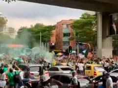 Así está la 70 con los hinchas de Nacional. Foto: captura de video