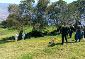 Levantamiento del cuerpo en caso reportado en San Cristóbal. FOTO: Cortesía
