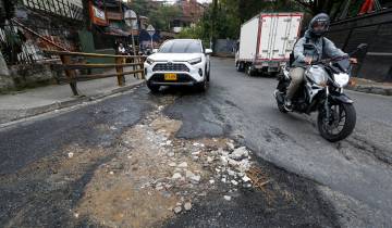 Los huecos son la constante en algunos puntos de San Antonio de Prado como sucede en el puente de La Limona. FOTO: Manuel Saldarriaga.