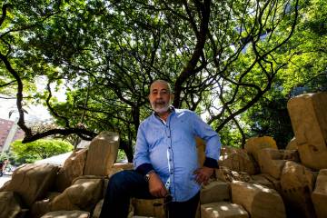 Leonardo Padura ha visitado varias veces Medellín. Esta foto es en la Universidad Eafit, en 2019. Foto: Julio César Herrera.